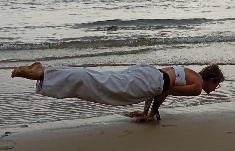 Posizione Yoga della Mayuranasana